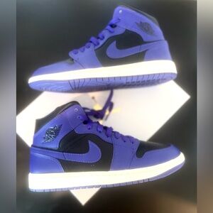 Women’s Nike Air Jordan Retro 1 Mid - Size 9.5